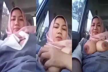 Kenakalan Tante Jilbab Di Mobil Sendirian Bikin Sange