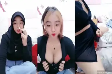 Si Cantik Pamer Tubuh Sambil Main Jari Becek